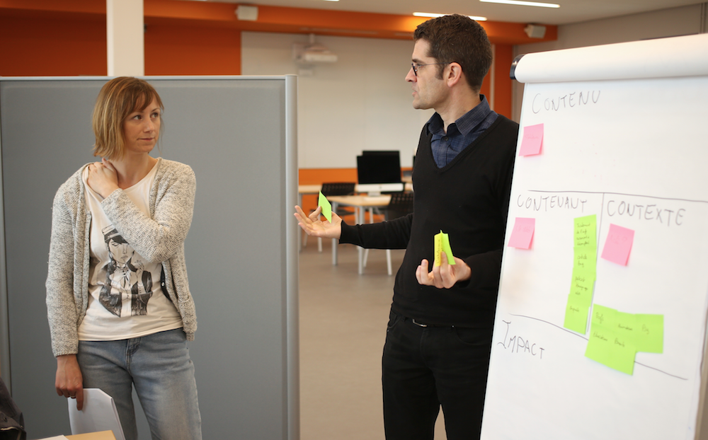 Maud Amand, coach du Media Mix Week-end, en plein échange avec Pascal Couffin, porteur du projet Hein?!