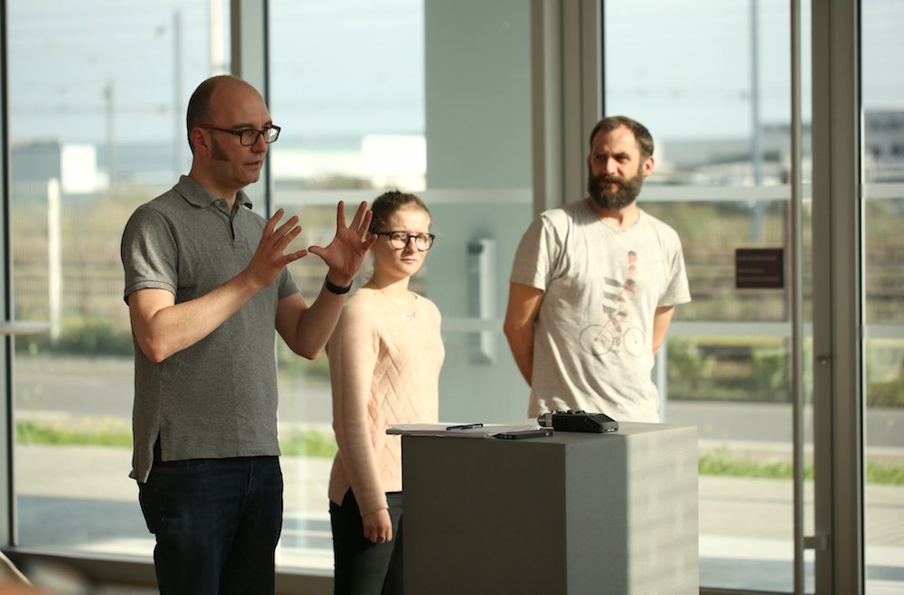 L'équipe du projet Podcast Libre explique son projet aux autres participants